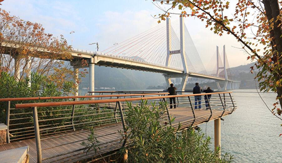 Projenin su ve köprü ile kurduğu güçlü ilişki sayesinde Shuangjiang Köprüsü şehir için ikonikleşiyor.