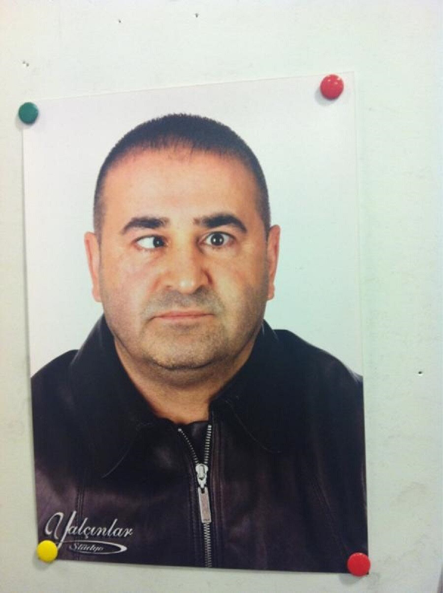 Gittim fotoğrafçıya
otur dedi gülümse
gülümseyemem dedim