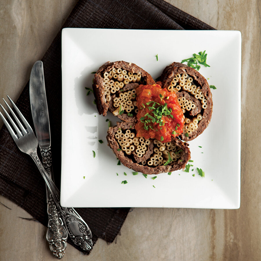 Fırın Makarna ile Rulo Köfte tarifi