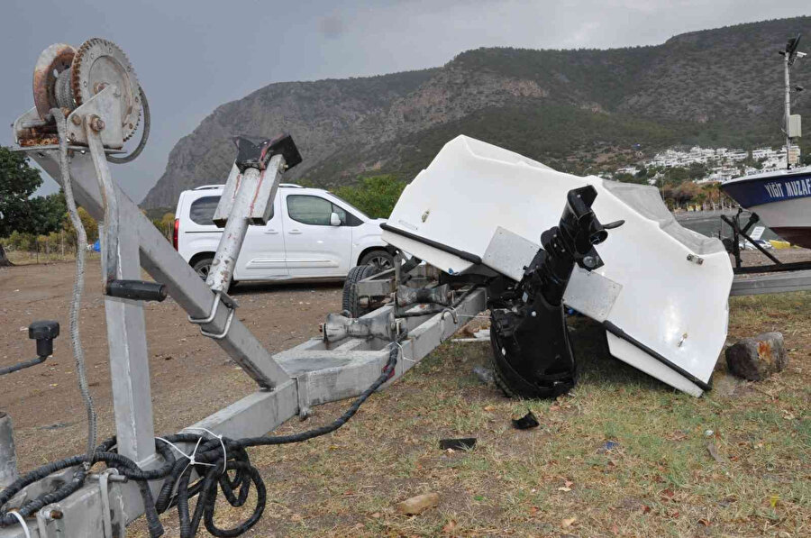 Mersin'de fırtına ve hortum: Tekneler battı, çatıları uçurdu