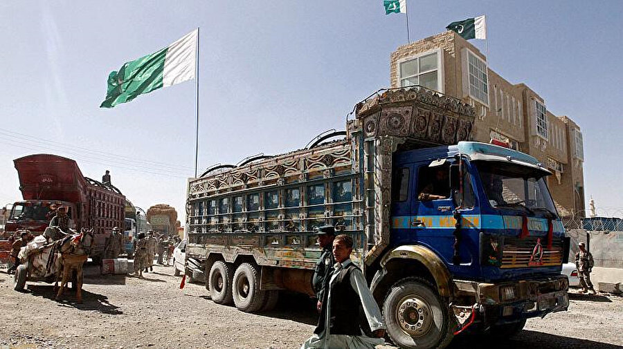 Afganistan ile Pakistan arasındaki Çemen-Spin Boldak Sınır Kapısı. Sınırın Pakistan tarafından Afganistan'a hareket eden kamyonlar.