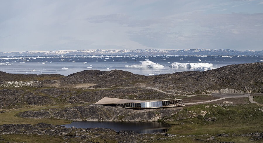 Ilulissat Icefjord Merkezi, kar birikmesini önleyecek şekilde bükülmüş bir şekle sahip.