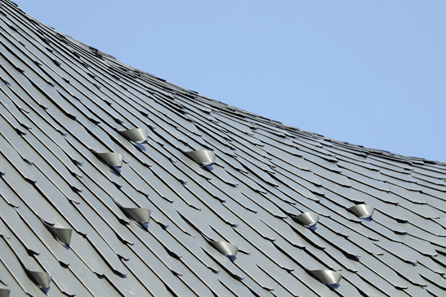Çatıda kullanılan elmas formlu çinko zona kaplama.