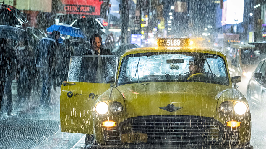 Yağmurda duran taksi zaten yalnızca filmlerde görünür