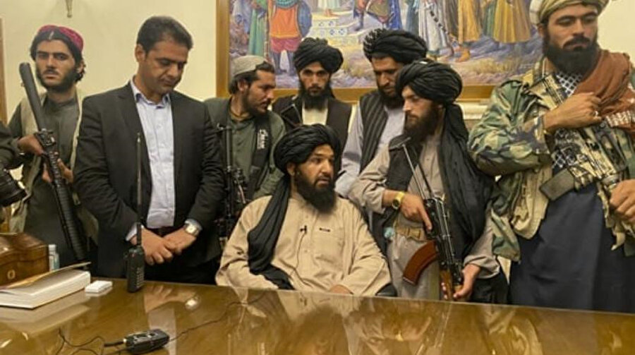 Afganistan Devlet Başkanı Eşref Ghani'nin Afganistan'ın başkenti Kabil'de 15 Ağustos 2021 Pazar günü ülkeden kaçmasının ardından Taliban savaşçıları Afganistan başkanlık sarayının kontrolünü ele geçirdi.