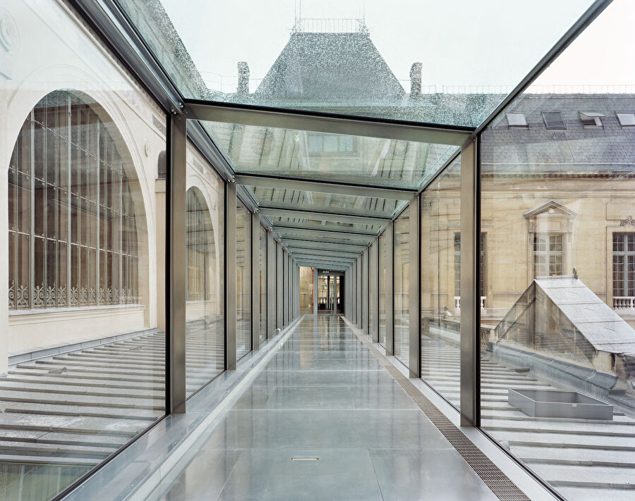 Çatıya kurulan cam galeri, ziyaretçilere seyir keyfi sunuyor.