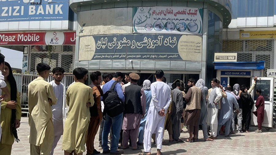 Afgan halkı, para krizi nedeniyle nakit çekmek için bankaların önünde sıraya girdi.