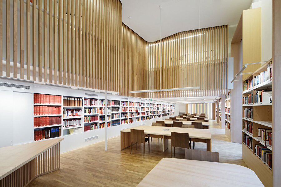 Tamamen yeniden eklenen ve tasarlanan kütüphane ve okuma alanları.