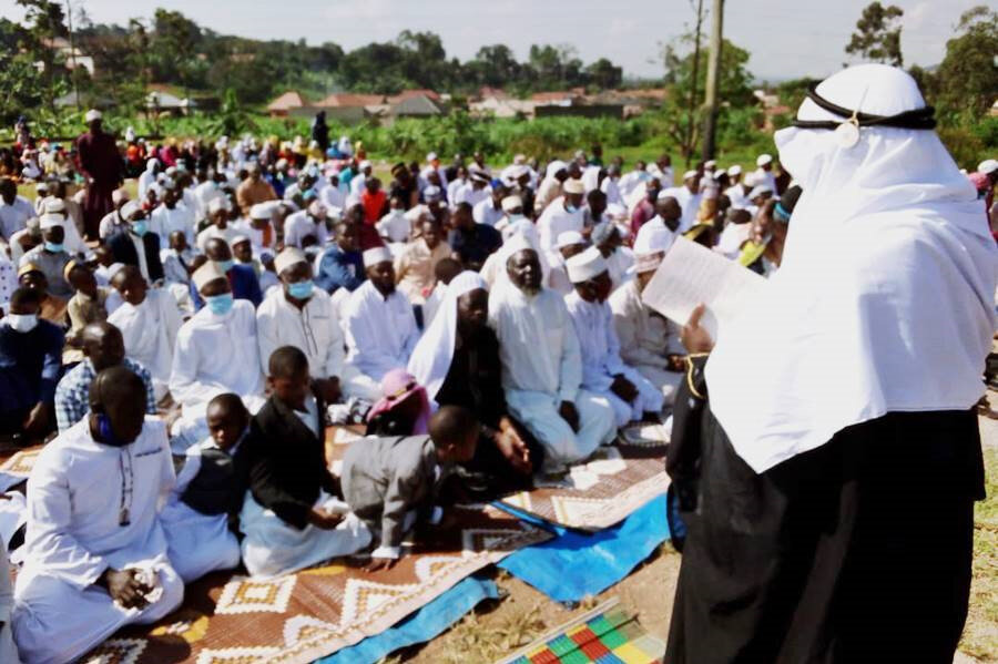 Ugandalı Müslümanlar namaz kılarken.