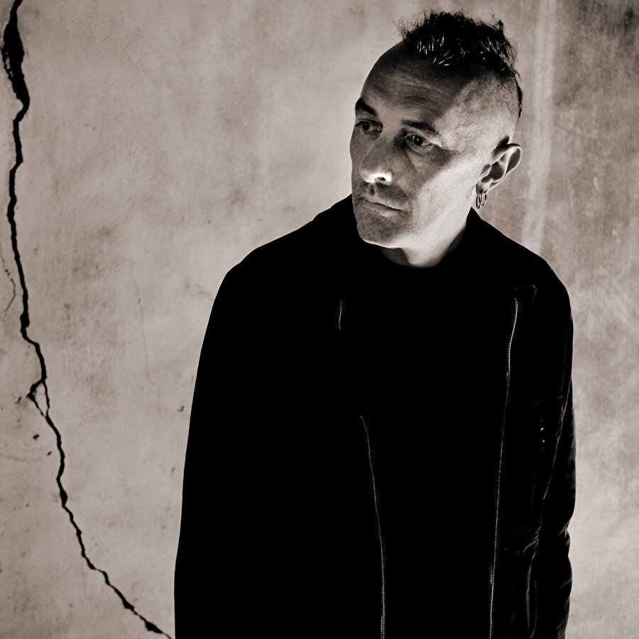 Yann Tiersen, deneysel, minimalist Fransız müzisyen, multi-enstrümantalist.