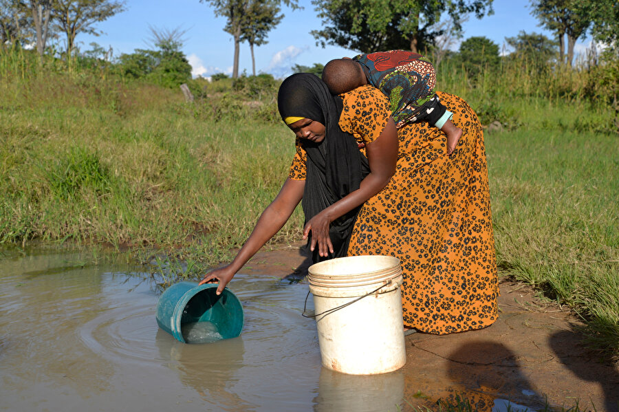 Kadınlar ve çocuklar bir bardak temiz su için kilometrelerce yol yürüyor