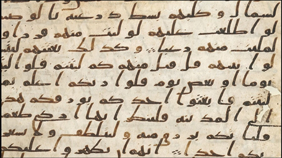 Mürekkep ile yazılan el yazması, Arapça’nın erken yazı biçimlerinden olan Hicazî yazı stiliyle kaleme alınmıştır.