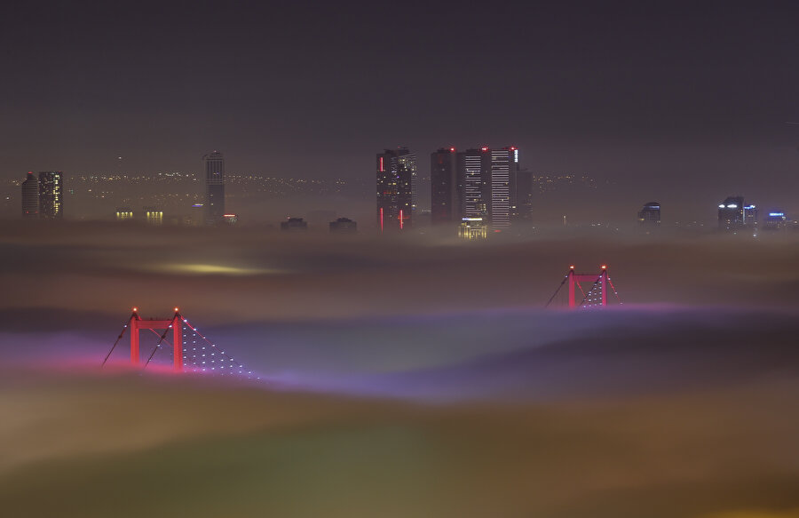 İstanbul'da sise teslim: Göz gözü görmüyor