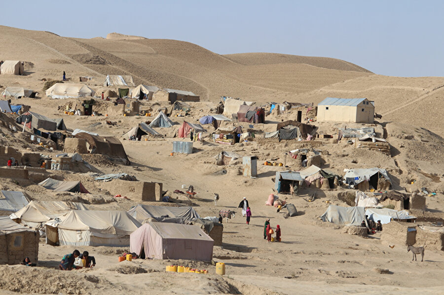 Afganistan'ın Badgis şehrinde pek çok aile, açlık ve fakirlik nedeniyle yırtılmış ve yıpranmış çadırların kamplarda yaşıyor.