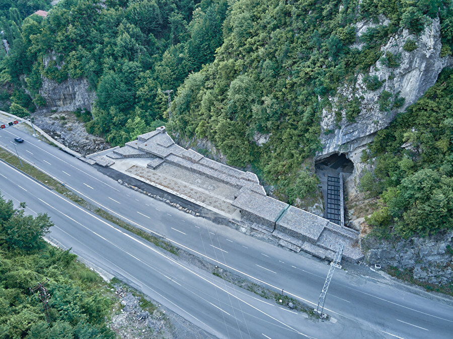 Zonguldak Mağaraları Ziyaretçi Merkezi, Zonguldak-Ankara yolunun üzerinde yer alıyor.
