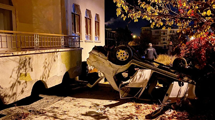 Otomobilde bulunan üç genç ağır yaralandı
