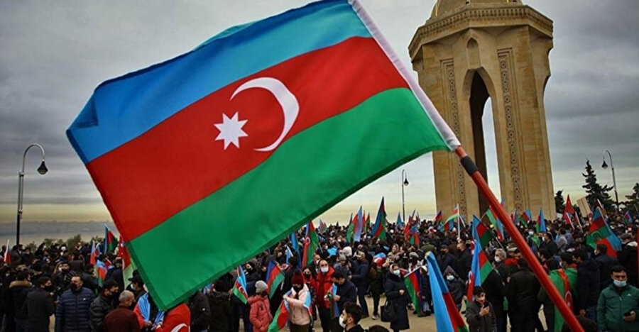 Azerbaycan'ın Karabağ zaferinin 1. yılında binlerce kişi Bakü'de yürüdü.