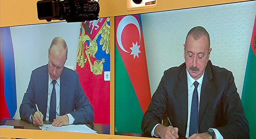 10 Kasım 2020'deki üçlü anlaşmada Rusya Devlet Başkanı Putin ve Azerbaycan Cumhurbaşkanı Aliyev imza atıyor.