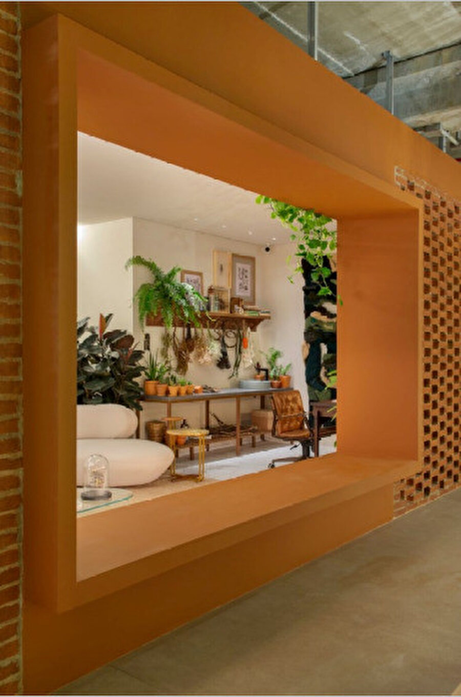 Alandaki büyük açıklık mimariye dikkat çekmek amacıyla bırakılıyor.