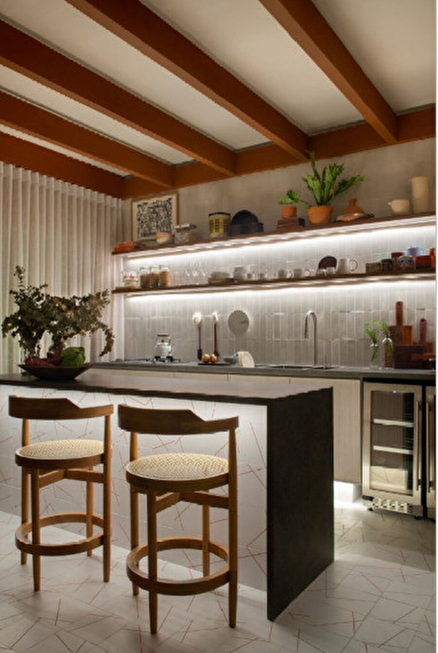 Mekanın marangozluk işleri mimarlar tarafından Duratex desenleri kullanılarak tasarlanıyor.