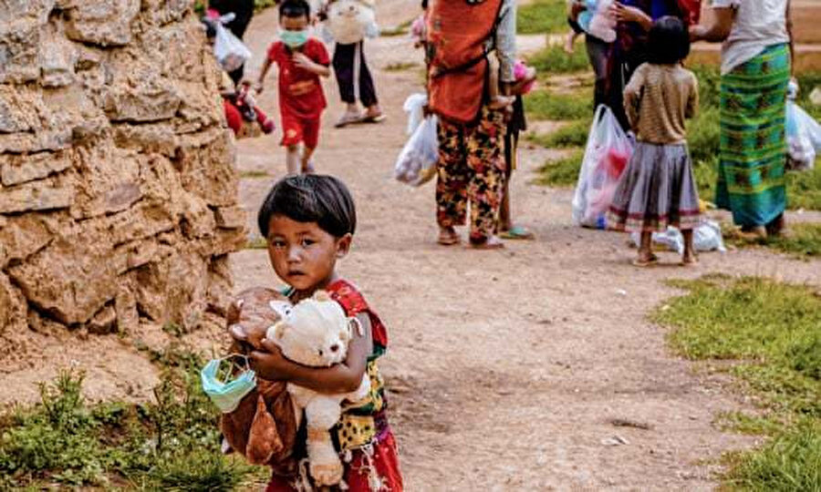 Myanmar'ın doğusundaki Shan eyaletinde askeri ve etnik bir isyancı grup arasındaki çatışma sırasında yerinden edilen insanlar içinde görülen bir çocuk.