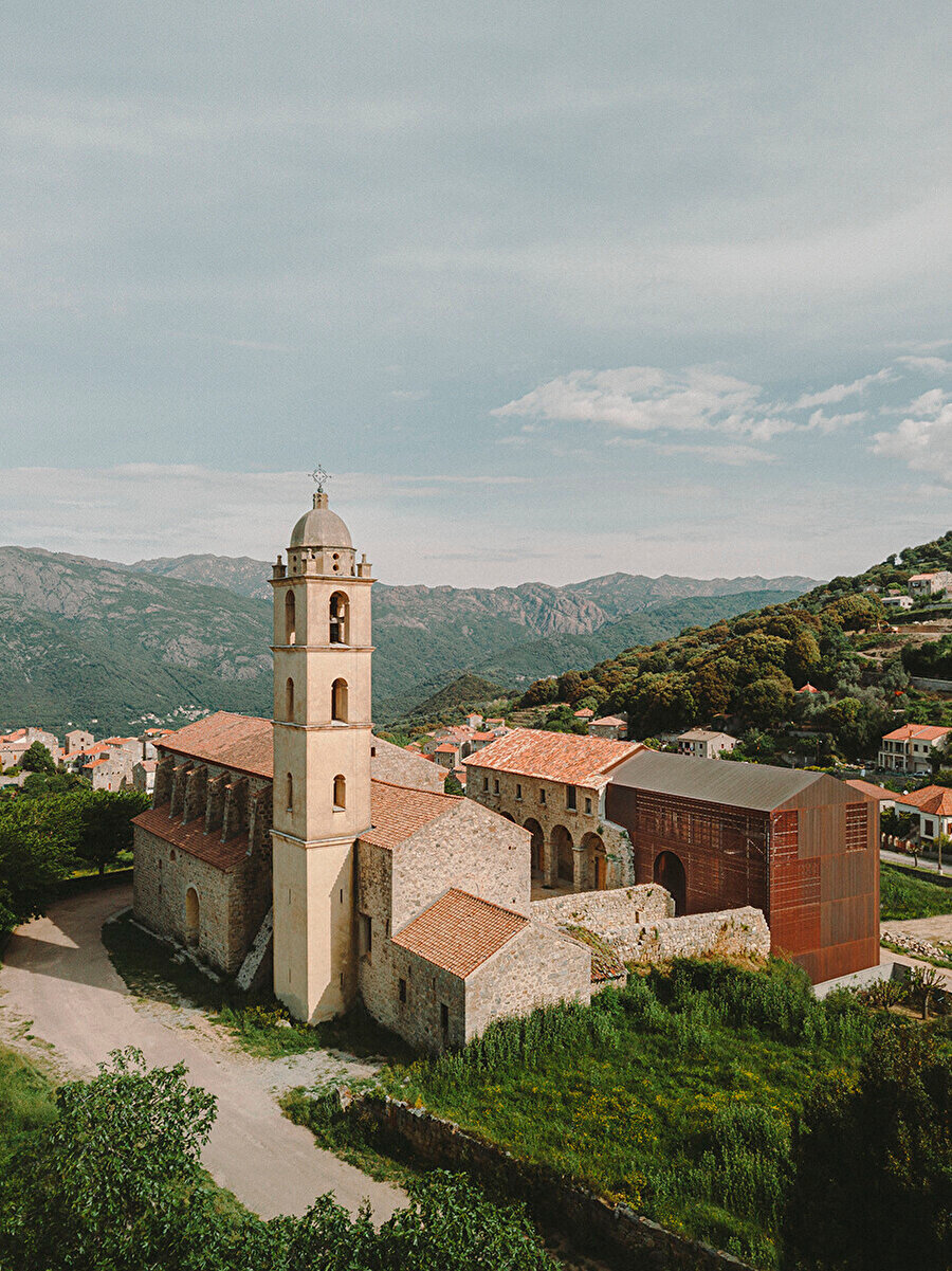 Amelia Tavella, doğduğu Korsika adasında, 15. yüzyıldan kalma bir manastırı yeniliyor ve genişletiyor.