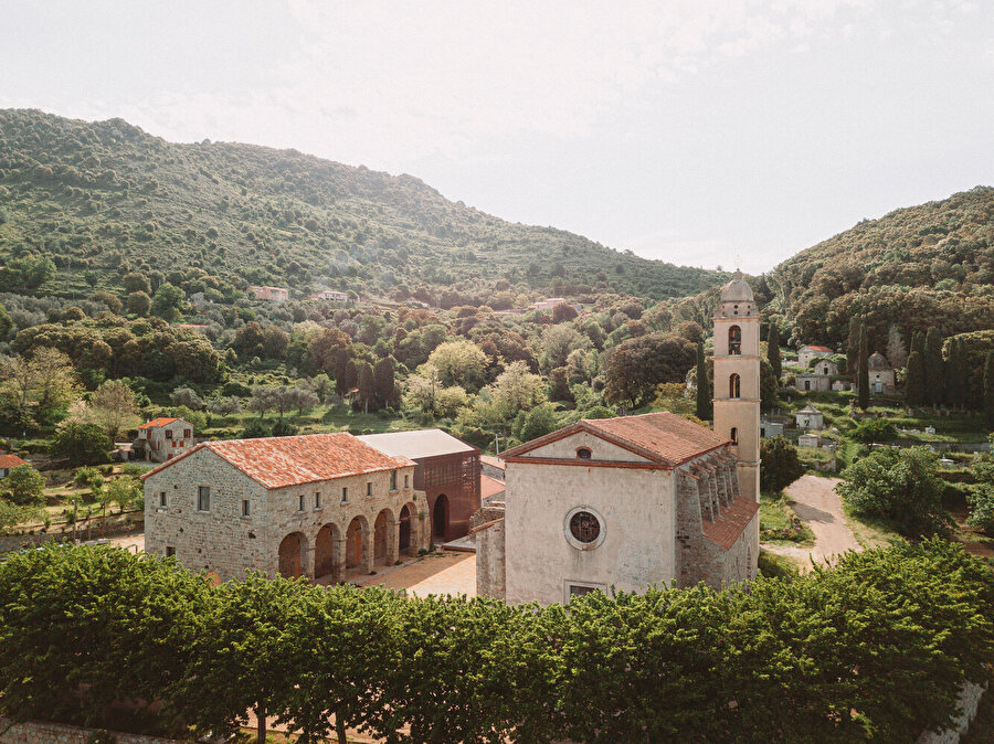 Arkası mezarlığa dönük olan manastır, zeytin ağaçları ve Korsika dağlarından oluşan pastoral bir manzaraya sahip.n