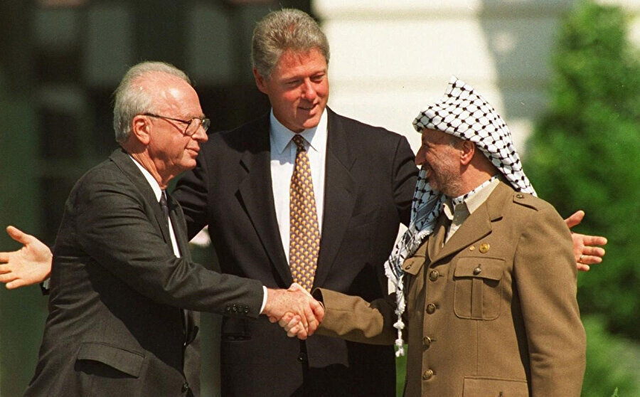 İsrail Başbakanı Yitzhak Rabin (solda), ABD Başkanı Bill Clinton (ortada) ve Yaser Arafat, Beyaz Saray'ın bahçesinde.