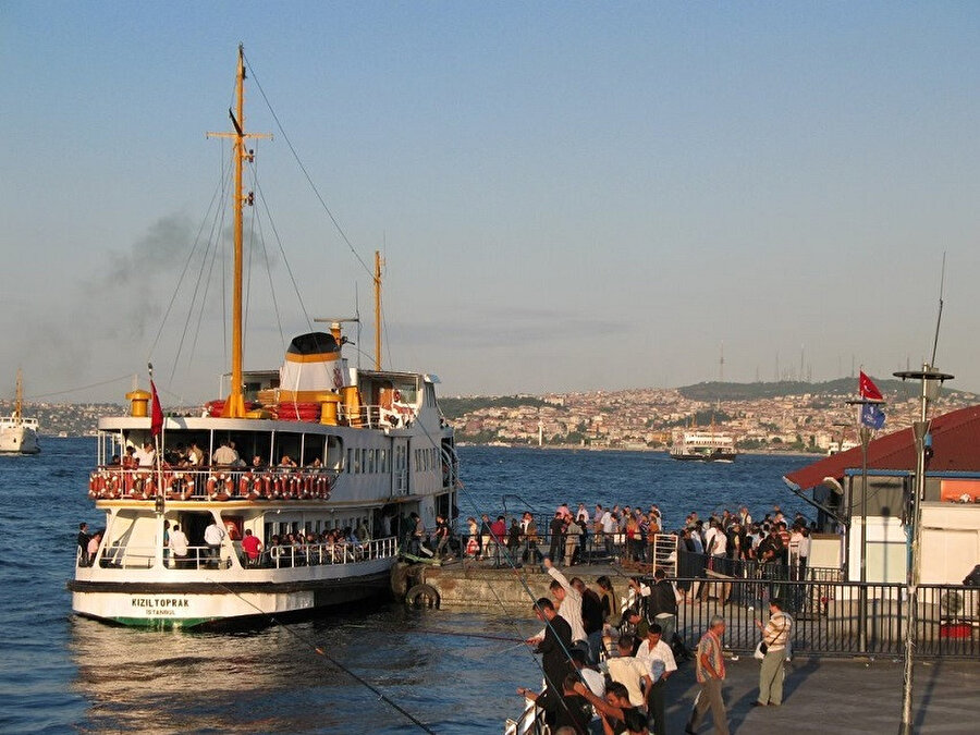 Becerebilsem karşı kıyıdaki her şeyi avuçlarıma alıp kum taneleri gibi dağıtırdım.