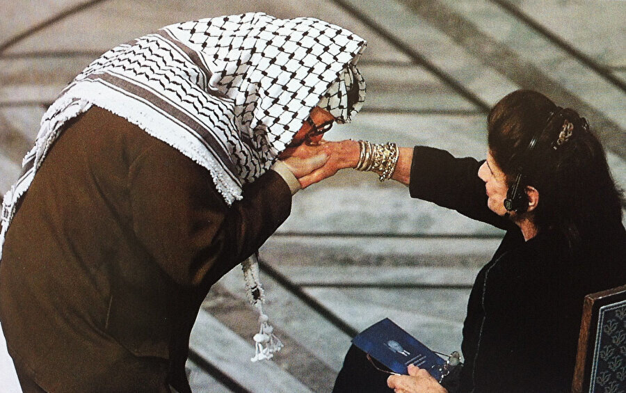 2 Kasım 1999’da, Rabin’in ölümünün dördüncü yıldönümü münasebetiyle düzenlenen törende Yaser Arafat, Rabin’in eşi Leah Rabin’in elini öptü.