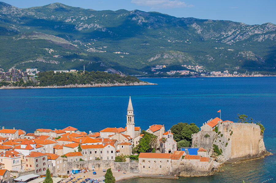 Budva, Karadağ'da sâhil şehri.
