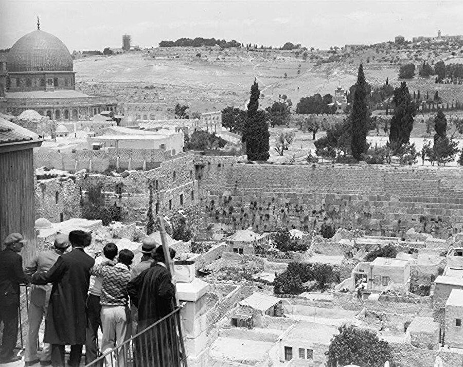 1967’de Altı Gün Savaşları'nın neticesinde İsrail, Doğu Kudüs'ü işgal ettikten sonra ilk iş olarak Mağripliler Mahallesi'ni yıktı ve Ağlama Duvarı'nın önündeki açık alanı oluşturdu.