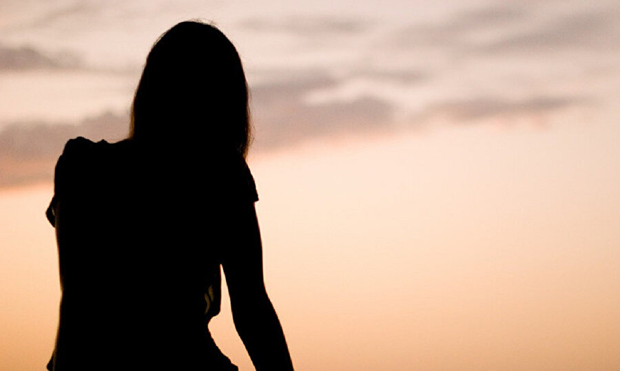 Saçlarımın çöpe gitmelerini istemedim. Hepsini tek tek topladım yerden.