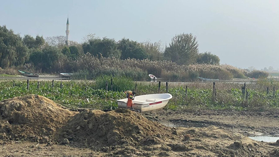 Marmara'nın en büyük gölü kuraklığa teslim: Su 200 metre çekildi