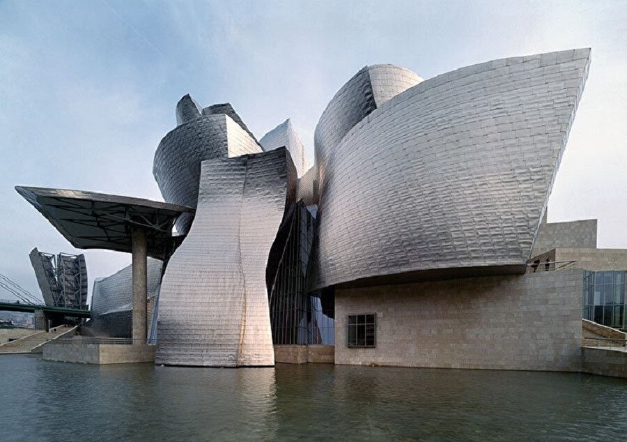 Guggenheim Müzesi heykeli anımsatıyor