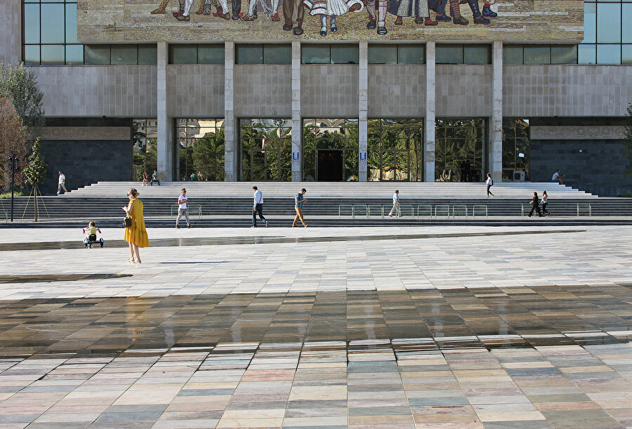 Arnavutluk Ulusal Tarih Müzesi girişi ve meydanın eğimi.