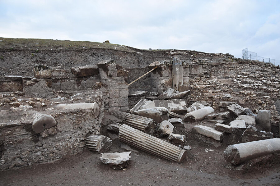 Tarihe ışık tutacak: Kütahya'da 1800 yıllık kandil, saç iğnesi ve kaşık bulundu