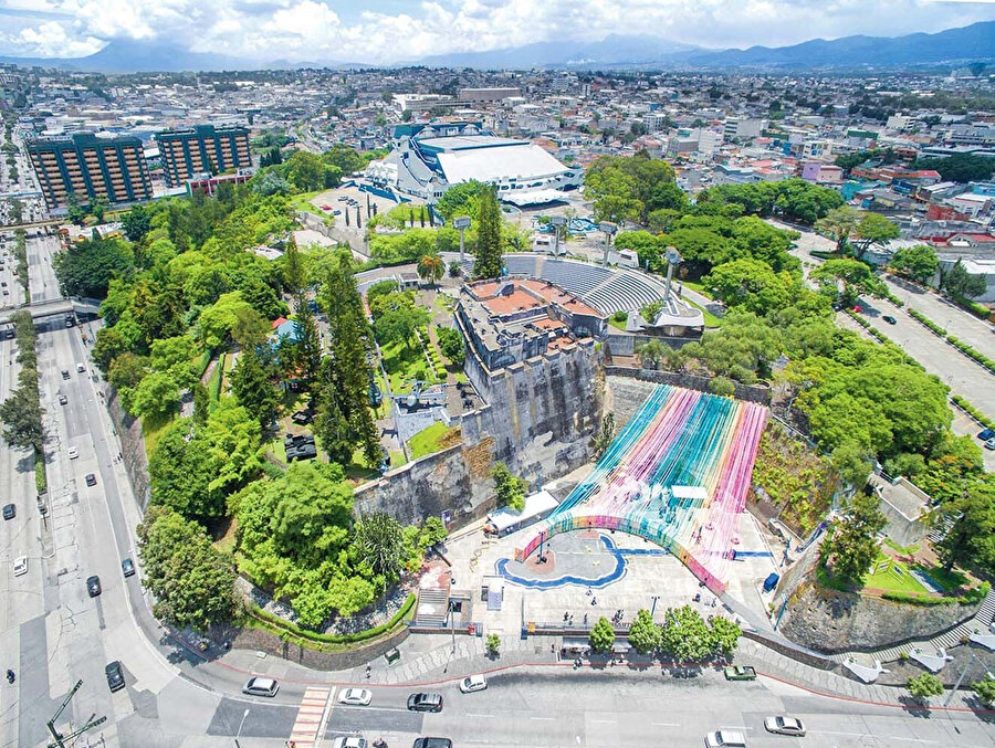 Kamuoyunda farkındalık oluşturmayı amaçlayan proje, Guatemala City'nin merkezindeki ulusal tiyatroyu içeren kullanılmayan yeşil bir alanda yer alıyor.