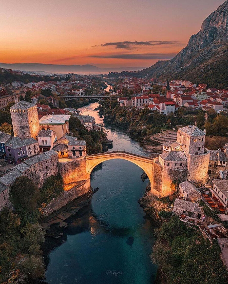 Ünlü bir ressamın elinden çıkmış tarihi bir gravürü andıran Mostar ✨