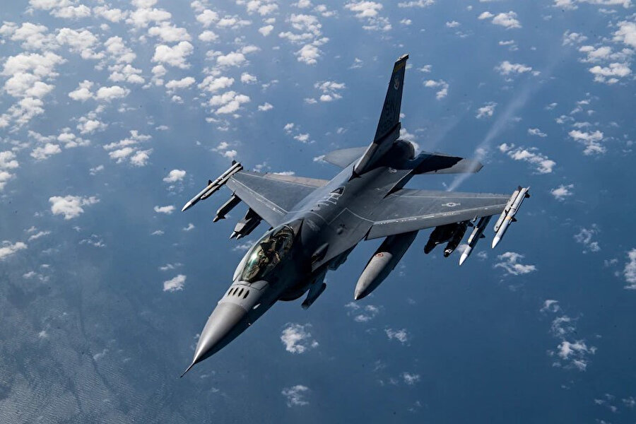 ABD Hava Kuvvetleri'nden F-16 Fighting Falcon (Savaşan Şahin) savaş uçağı.
