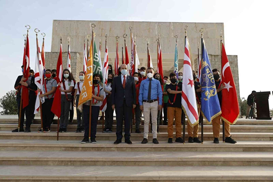 Kuzey Kıbrıs Türk Cumhuriyeti’nin (KKTC) 38’inci kuruluş yıl dönümü tören ve kutlamaları Kıbrıs Türk halkının özgürlük mücadelesi lideri Dr. Fazıl Küçük ile kurucu Cumhurbaşkanı Rauf Raif Denktaş’ın anıt mezarlarına çelenk bırakılması ile başladı.