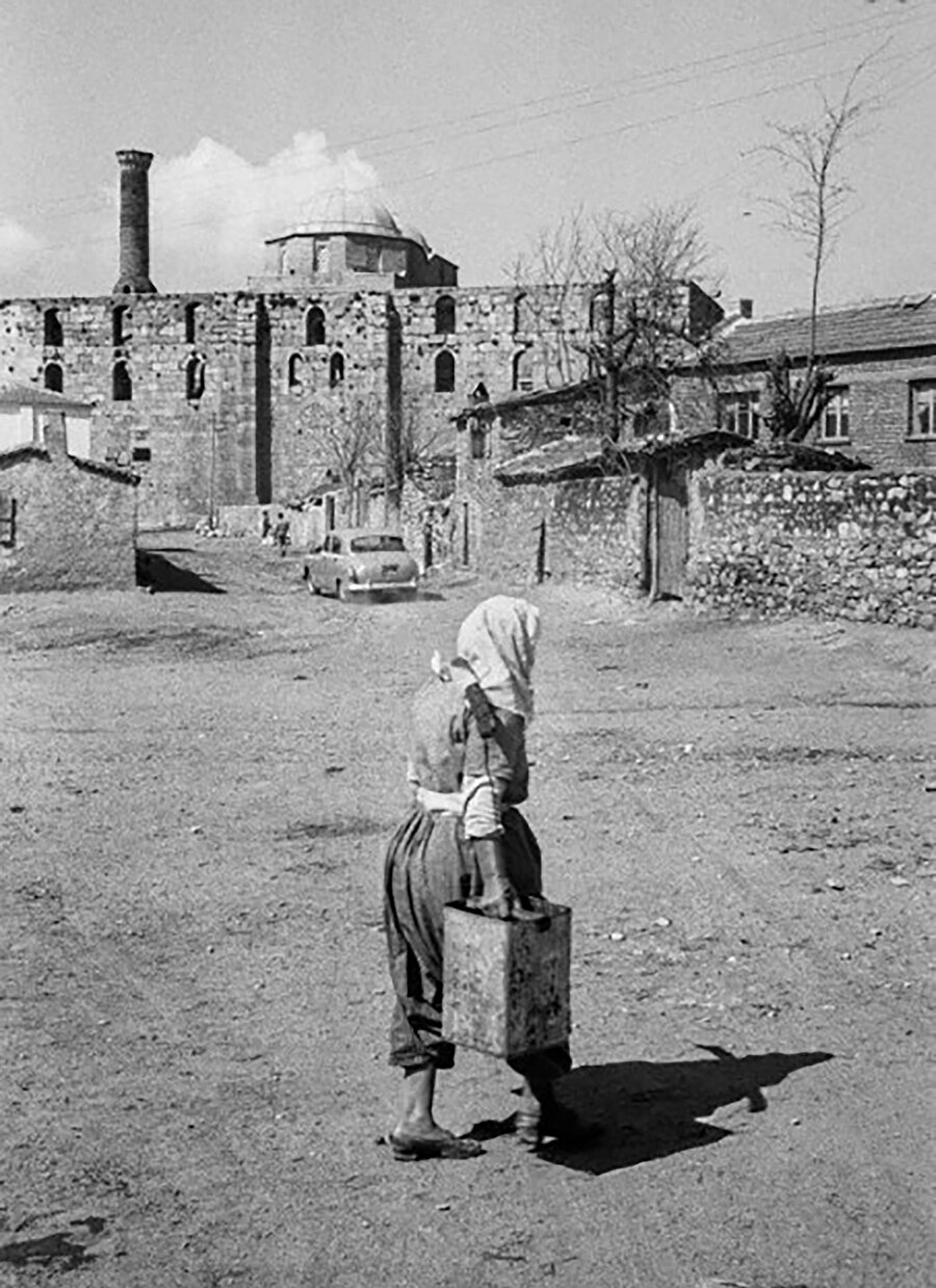 1960 yılında Selçuk İsa Bey Camii ( Ara Güler arşivi )