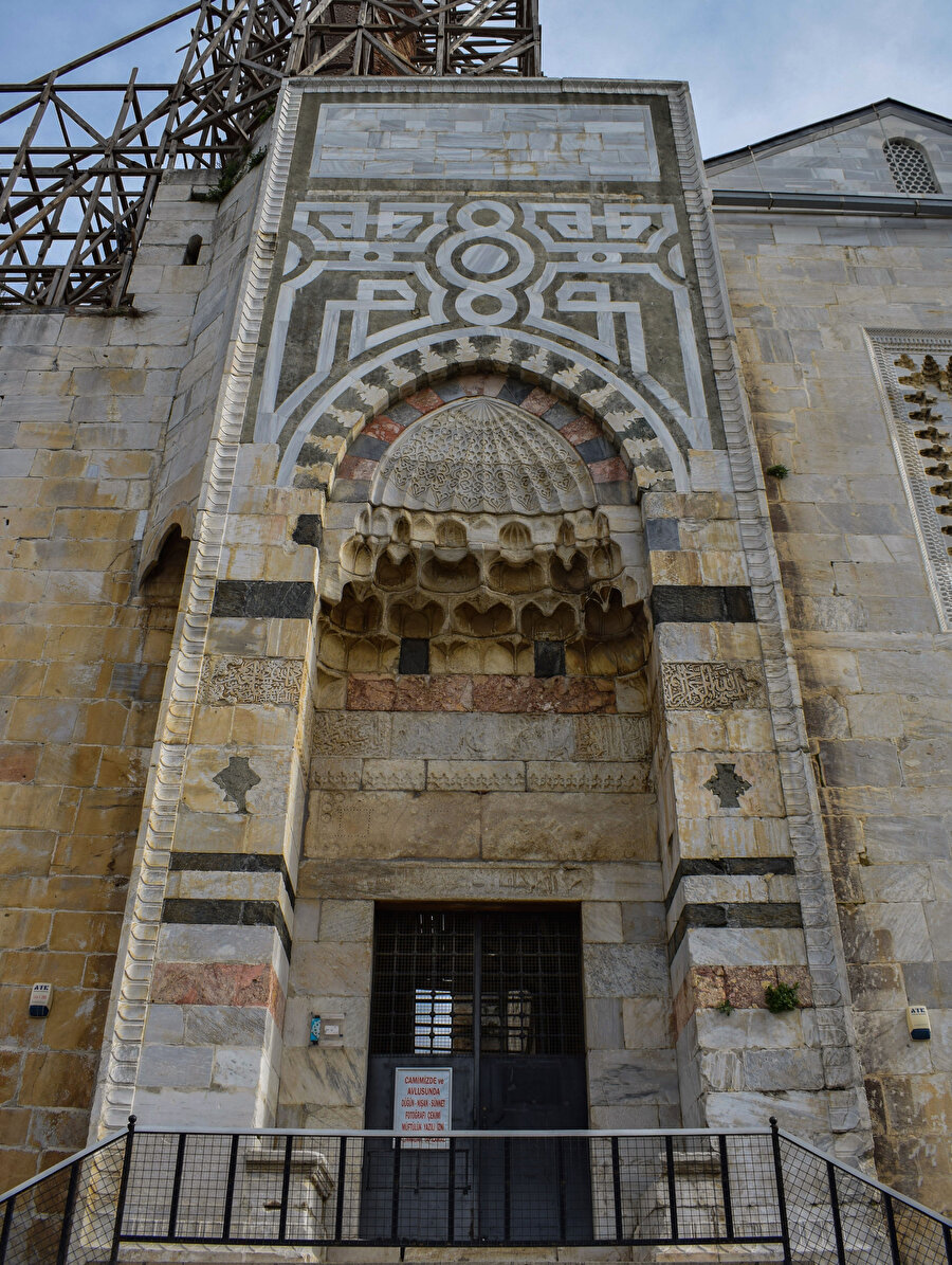 İsa Bey Camii’nin Batı Taçkapısı ( Fotoğraf: Merve Nur Türker)