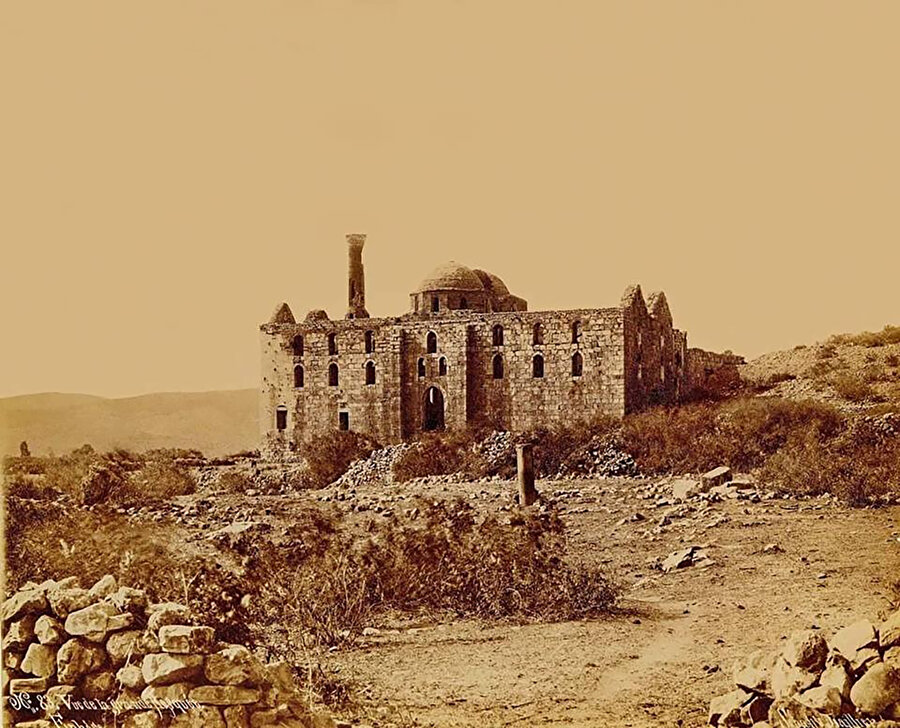 İsa Bey Camii miihrabının olduğu bölüm yıkılarak kapı açıldığı dönemlerden tarihi net olarak bilinmeyen bir fotoğraf (Fotoğraf: Efes Kent Belleği Arşivinden)