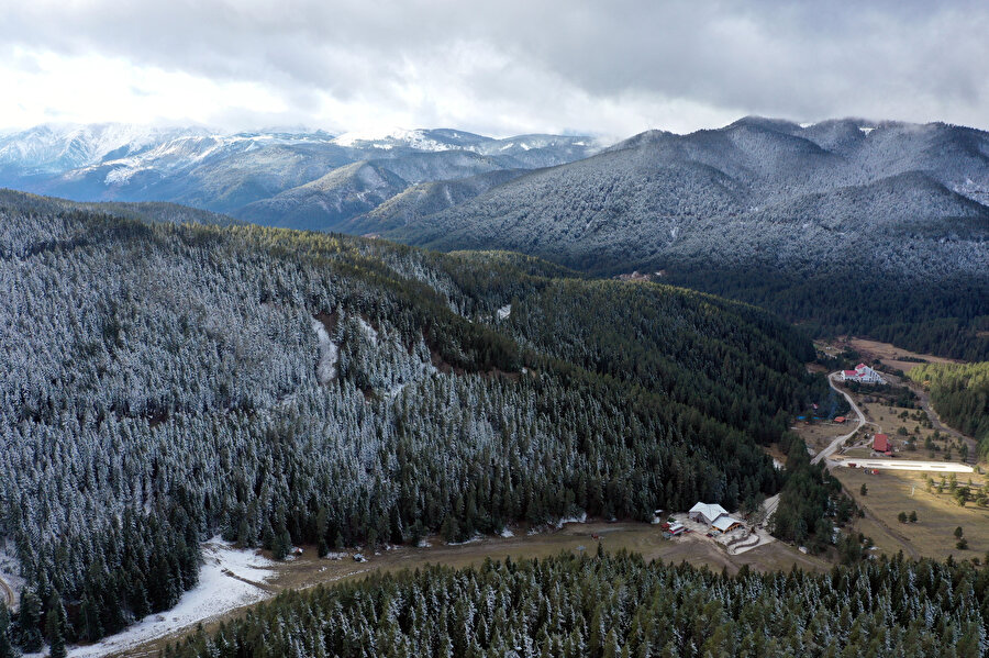 Ilgaz dağları. Batı Karadeniz Bölgesi'nin en yüksek dağ kütlesi.