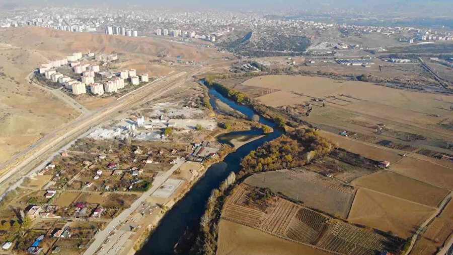 Türkiye’nin en uzun nehri Kızılırmak alarm veriyor: Su seviyesi azaldı, adacıklar ortaya çıktı