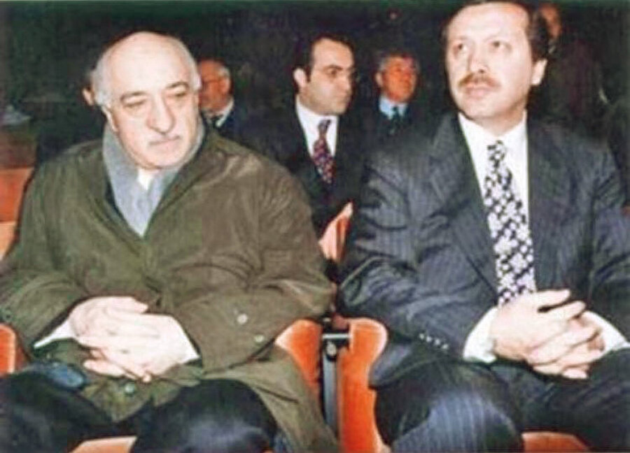 Resimdeki beden dilleri zorunlu bir araya gelmiş olan terörist başı Gülen ile Cumhurbaşkanı Erdoğan’ın birbirlerinden hiç hoşnut olmadıklarını açıkça ortaya koyuyor.