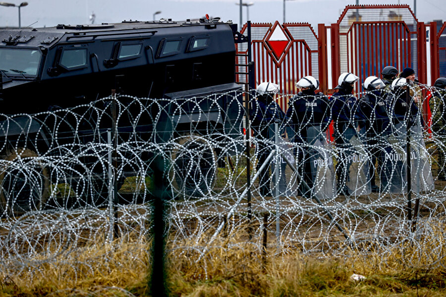 Polonya sınırında bekleyen askerler.