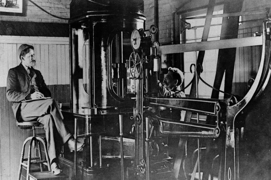 İnsanlar, kâğıtlar hâlinde çöpe atıldılar.