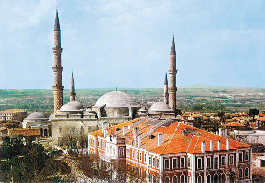 Edirne’nin en mühim ikinci camisi Üç Şerefeli Camii.